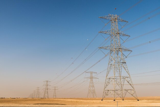 Cavi elettrici giganti nel deserto