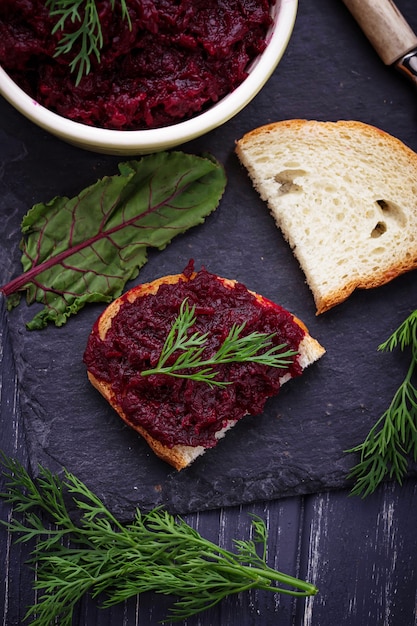 Caviale di barbabietole e pane tostato