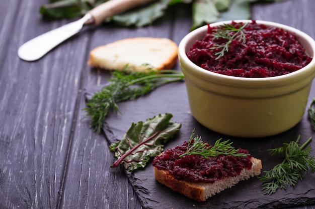 Caviale di barbabietole e pane tostato