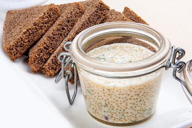 Caviale di luccio con toast di segale su un piatto bianco