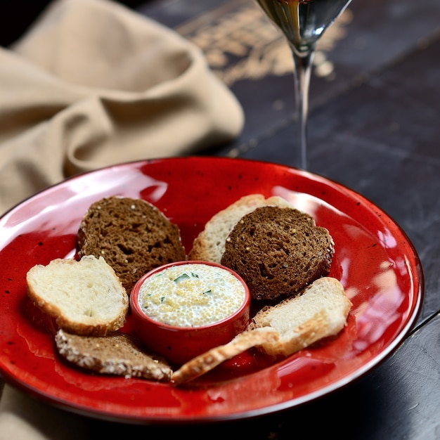 Caviale di luccio o uova nella ciotola sul tavolo di legno