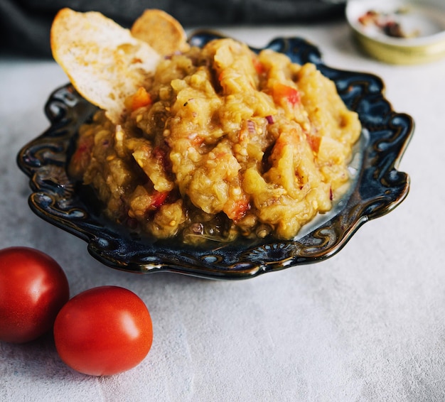 Caviale di melanzane in una lastra di vetro