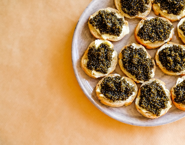 Caviale nero e baguette.