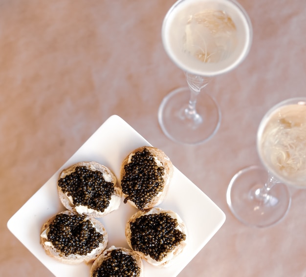 Caviale nero e champagne.