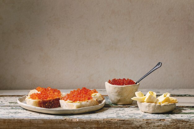 Caviale rosso con pane e burro