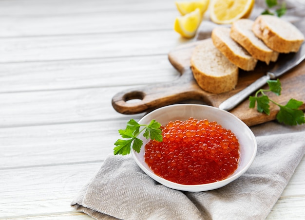 Caviale rosso in una ciotola