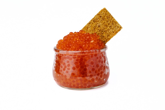 Caviale rosso scavato con cracker di segale, isolato