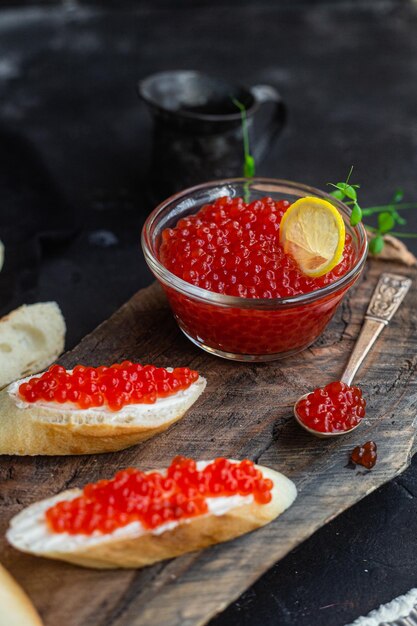 Caviale rosso su fondo scuro Panini con caviale