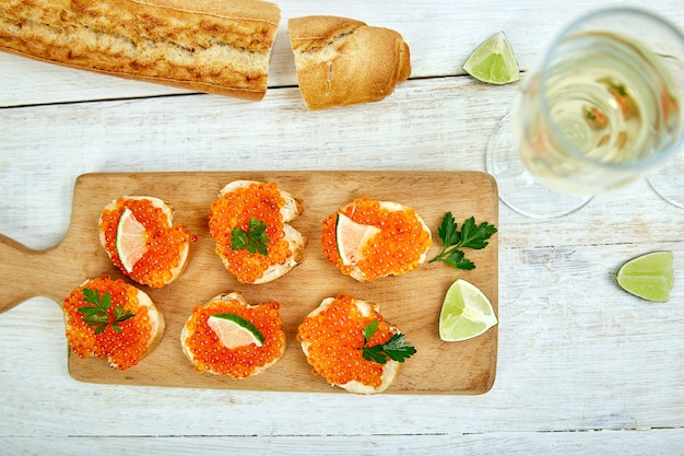 Caviale rosso su toast con fette di limone