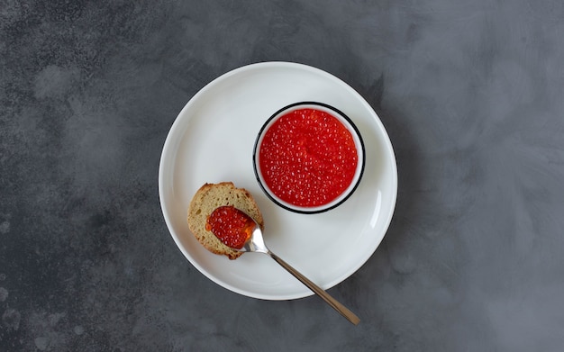 Caviale rosso su un piatto