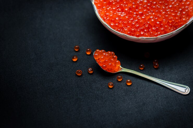 Caviale rosso su una superficie nera