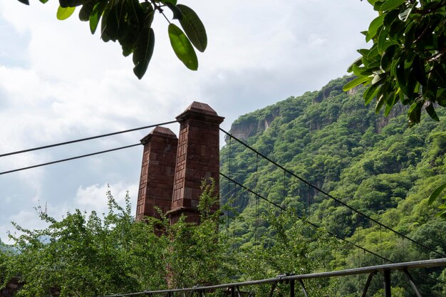 Cavo arrugginito fiume e montagna sullo sfondo vegetazione barranca huentitan guadalajara