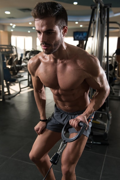 Cavo di allenamento per la schiena in palestra