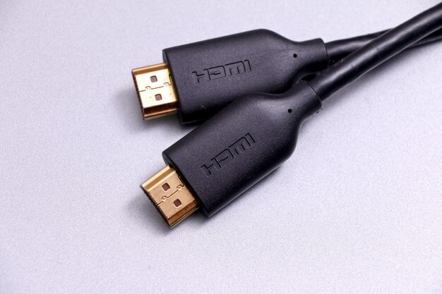 Cavo di Hdmi isolato su sfondo grigio