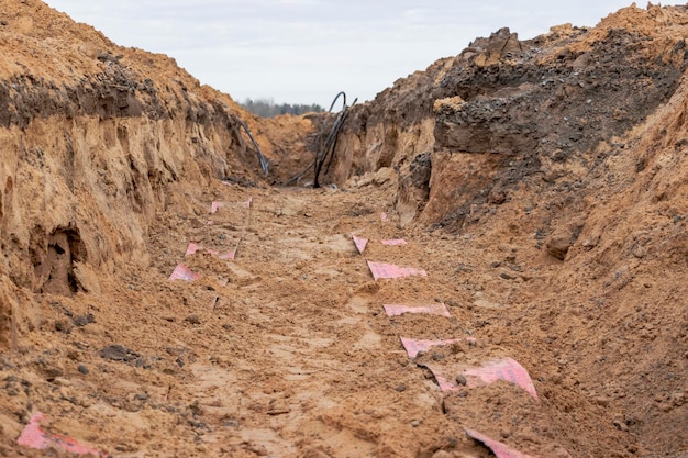 Cavo elettrico ad alta tensione Cavo ad alta tensione in trincea ricoperto da uno speciale nastro protettivo protettivo Elettricità ad alta tensione per l'alimentazione degli edifici