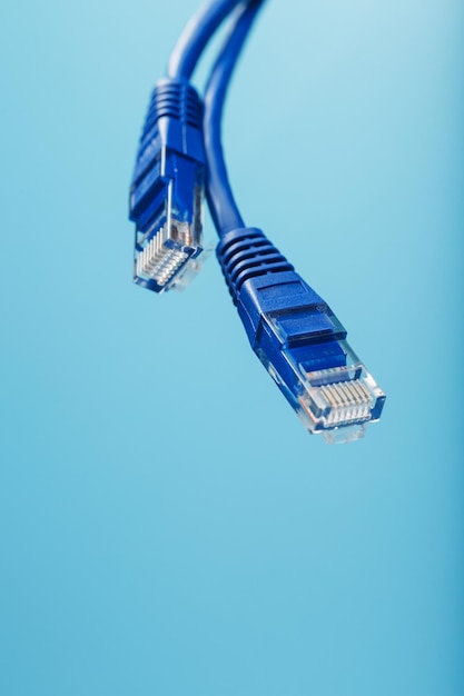 Cavo Ethernet blu Cavo patch su sfondo blu con spazio libero