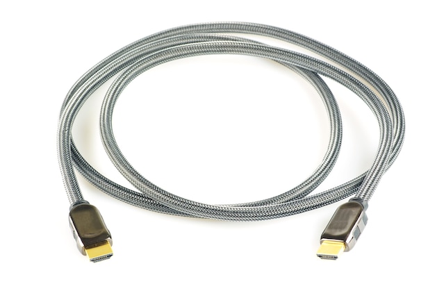 Cavo HDMI isolato su sfondo bianco