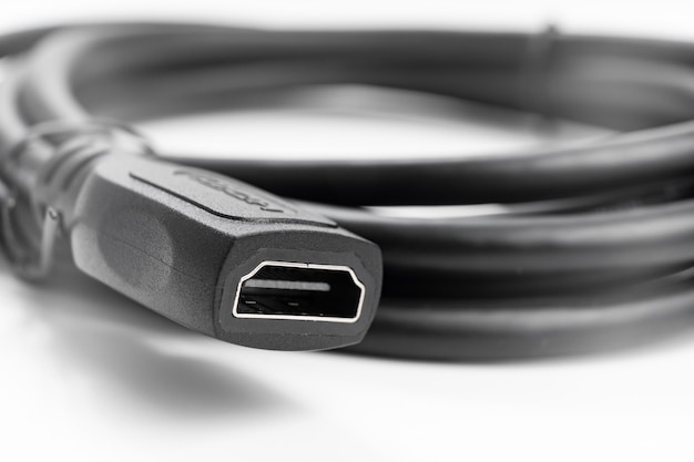 Cavo HDMI, prolunga su sfondo bianco. Audio video dell'adattatore del cavo. Negozio di elettrodomestici e elettrodomestici.