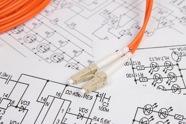 Cavo patch cord in fibra ottica su disegni di ingegneria elettrica