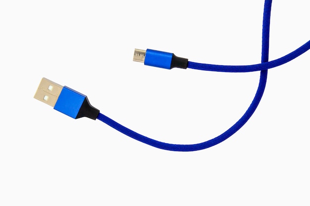 Cavo USB blu per smartphone isolato su bianco