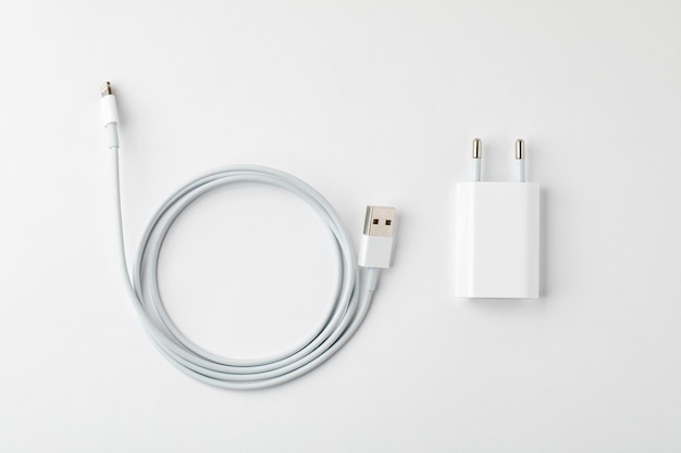 Cavo USB e microUSB bianco isolato su sfondo bianco