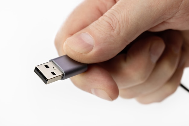 Cavo USB nero con spina nella mano maschio