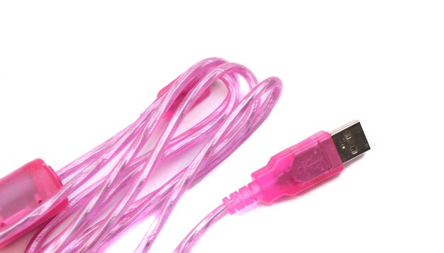 Cavo usb rosa isolato su sfondo bianco.