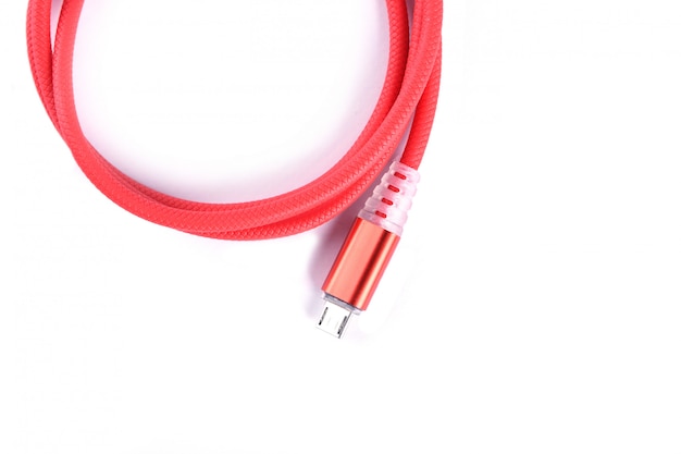 Cavo USB rosso per carica smartphone isolato.