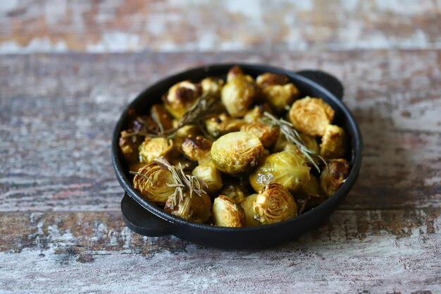 Cavoletti di Bruxelles al forno con rosmarino e spezie. Padella con cavoletti di Bruxelles al forno.