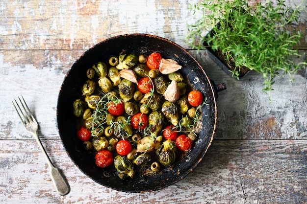 Cavoletti di Bruxelles con verdure ed erbe in padella