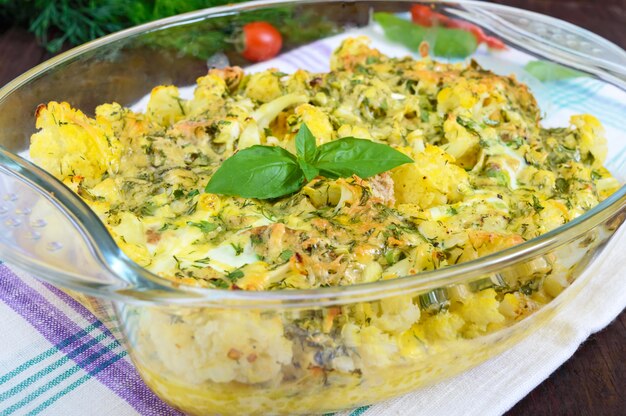 Cavolfiore al forno con formaggio e uovo in una forma di vetro