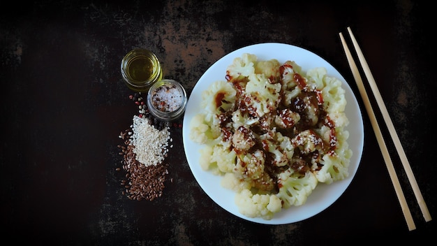 Cavolfiore alla cinese con salsa di soia e semi di sesamo