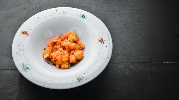 Cavolfiore arrosto con salsa di peperoncino su un piatto Vista dall'alto spazio libero per il testo Stile rustico