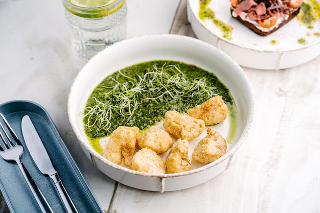 Cavolfiore croccante con il primo piano del pesto