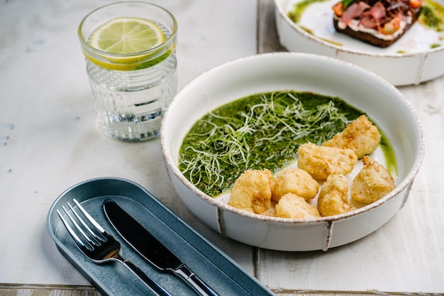 Cavolfiore croccante con il primo piano del pesto