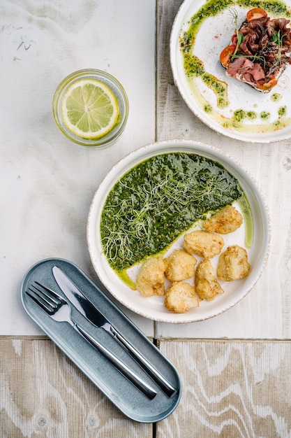 Cavolfiore croccante con pesto e panino aperto danese Smorrebrod con cipolla dolce arrosto di manzo