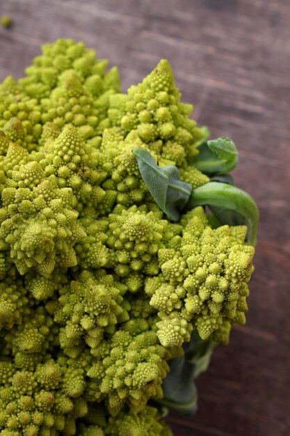 Cavolfiore di Romanesco su fondo di legno scuro