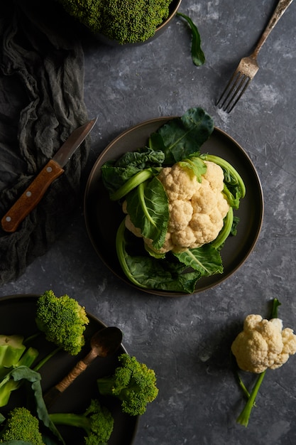 Cavolfiore e broccoli organici su un piatto