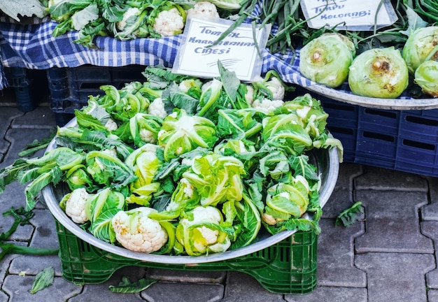 Cavolfiore fresco sul bazar alimentare all'aperto a Izmir in Turchia