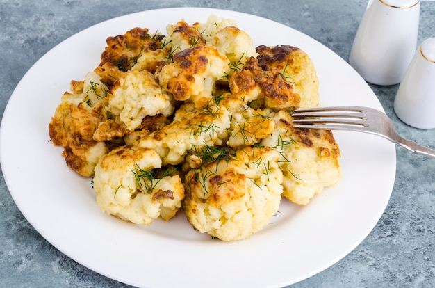 Cavolfiore fritto in pastella sul piatto bianco