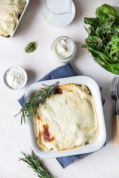 Cavolfiore gratinato con pollo e besciamella in una pirofila