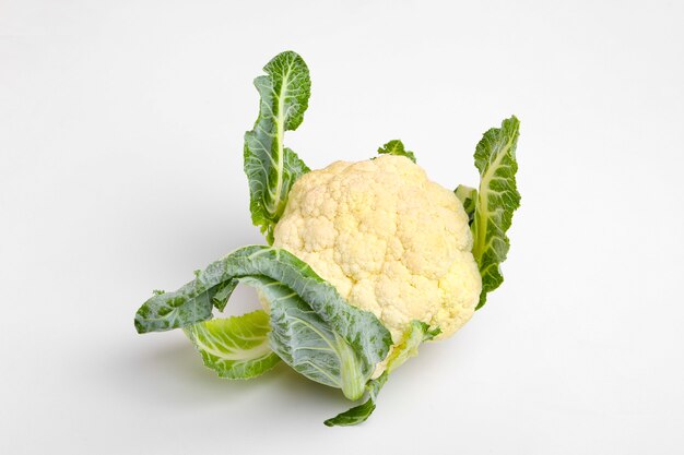Cavolfiore intero crudo, verdura intera, isolato su sfondo bianco