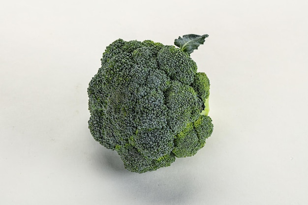 Cavoli di broccoli verdi crudi e maturi biologici