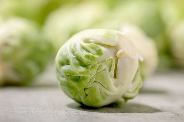 Cavoli di Bruxelles crudi organici pelati a macroistruzione mini cavolo. Sfondo di cibo. Verdure mangiare sano.