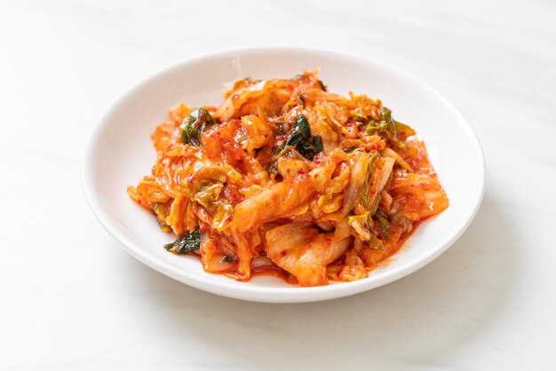 Cavoli di kimchi sul piatto