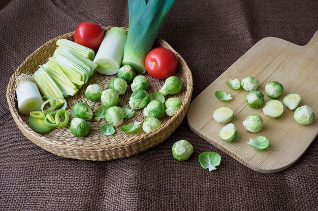 Cavolini di Bruxelles Brassica oleracea Pomodoro porro in un cestello