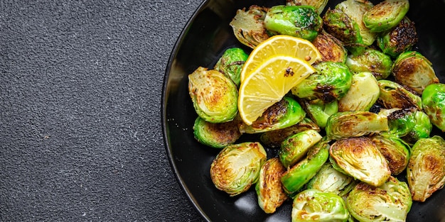 Cavolini di Bruxelles fritto vegetale pasto sano spuntino dieta sul tavolo copia spazio cibo