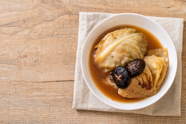 cavolo bollito in zuppa rossa con funghi