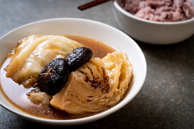 cavolo bollito in zuppa rossa con funghi