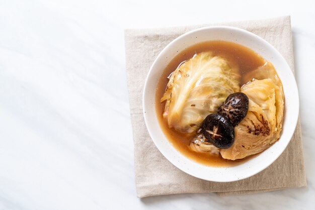 cavolo bollito in zuppa rossa con funghi